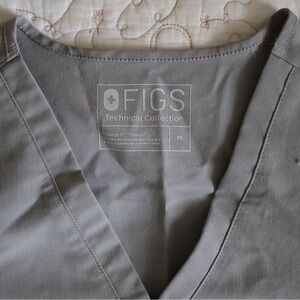 FIGS Casma three pocket scrub top.